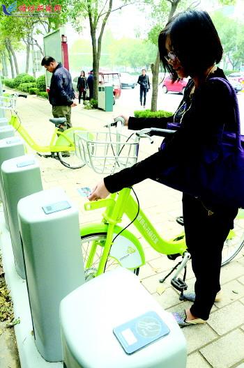 市民在站點(diǎn)刷卡取車。記者 殷夢