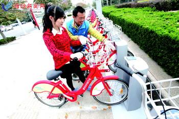 工作人員指導(dǎo)市民取車。記者 張馳