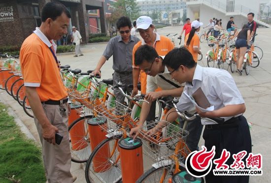 采訪團(tuán)記者做好準(zhǔn)備體驗(yàn)公共自行車。 記者 郭豪 攝。