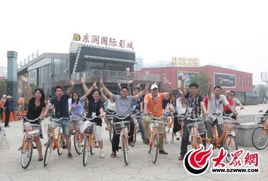 采訪團(tuán)記者做好準(zhǔn)備體驗(yàn)公共自行車。 記者 郭豪 攝。